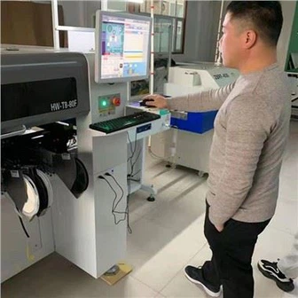 Numerisk kontroll fanger opp og plasserer elektronikk